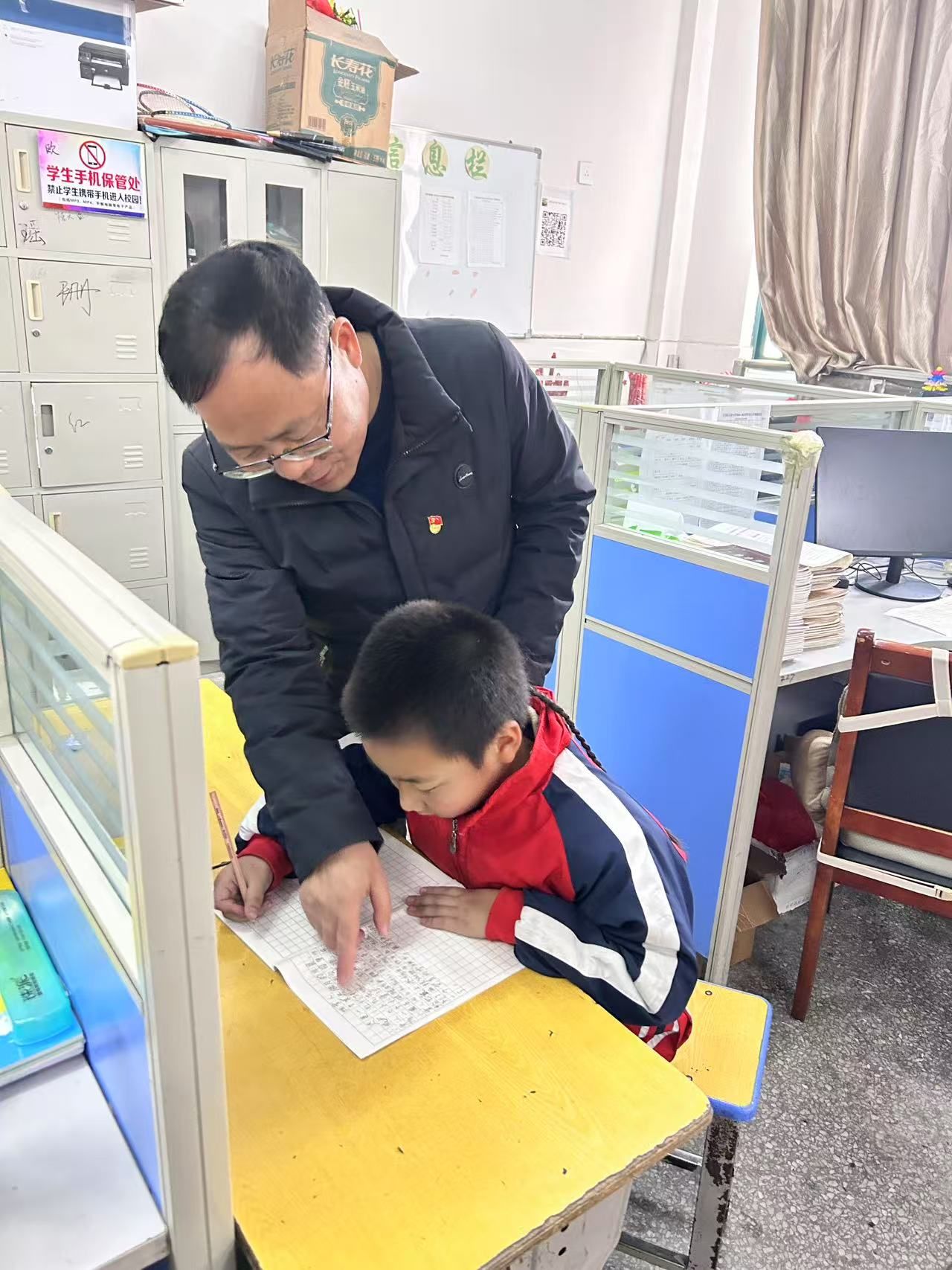 宜黄县实验小学：情暖童心——党员结对帮扶在行动