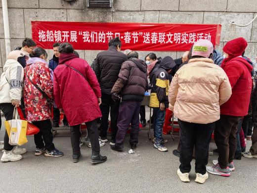 丰城市拖船镇开展“我们的节日·春节”送春联文明实践活动