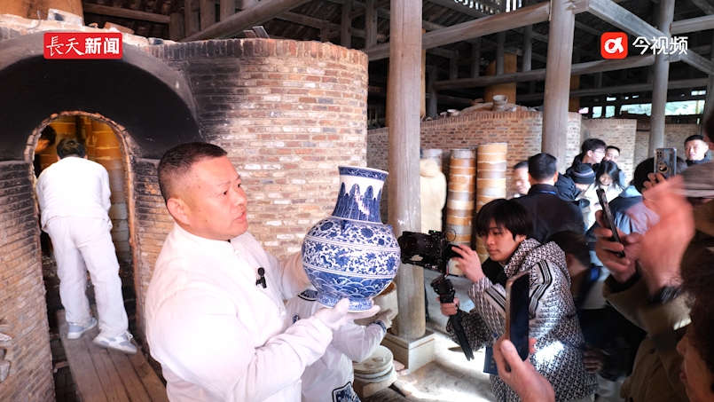 江西景德镇：古窑新年首窑“开门红” 快来带件“国宝”回家