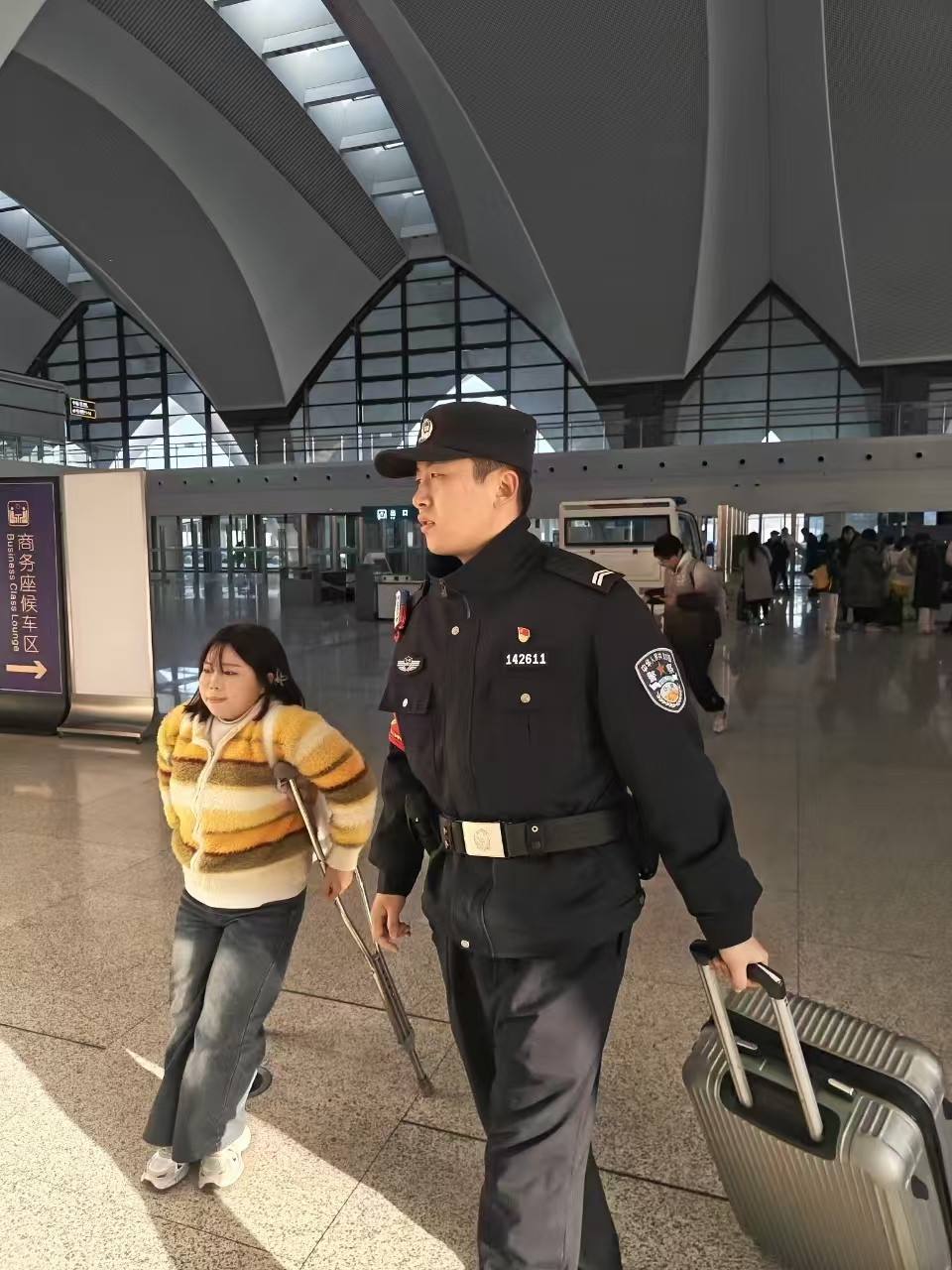 别样“警色”护航南昌东站春运