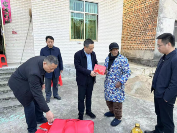 萍乡市自然资源和规划局赴帮扶村开展春节前走访慰问活动