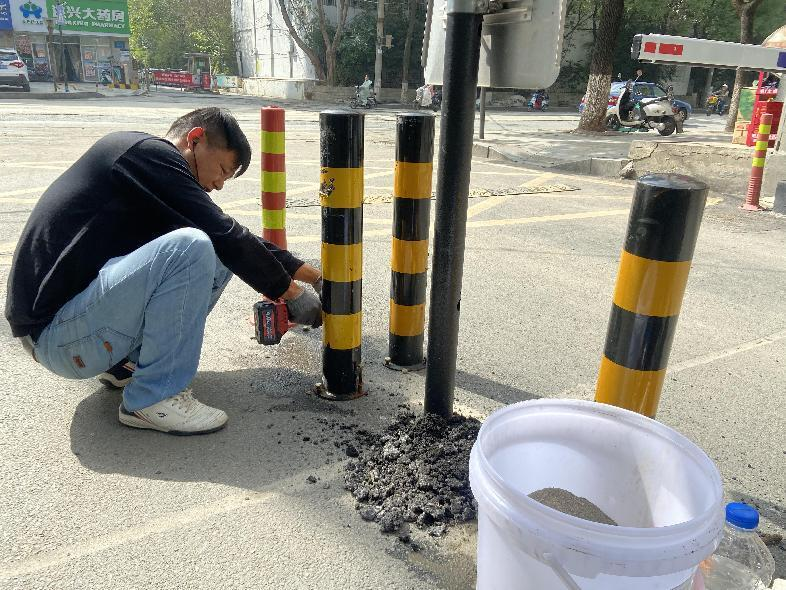 政协委员为民办实事安装隔离护栏