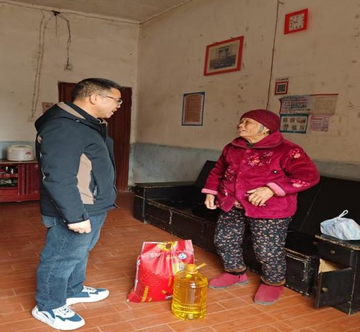 寒冬送温暖 情系脱贫户 万载县行政审批局开展春节走访慰问活动