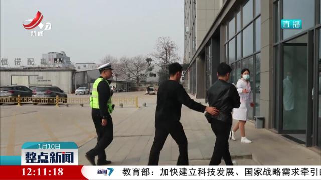 赣州：男士不慎受伤 交警护送就医