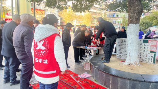 丰城市剑光街道金马社区：翰墨飘香迎新春 送写春联暖人心