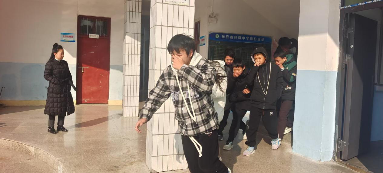 乐安县谷岗中学开展“无脚本”消防疏散演练