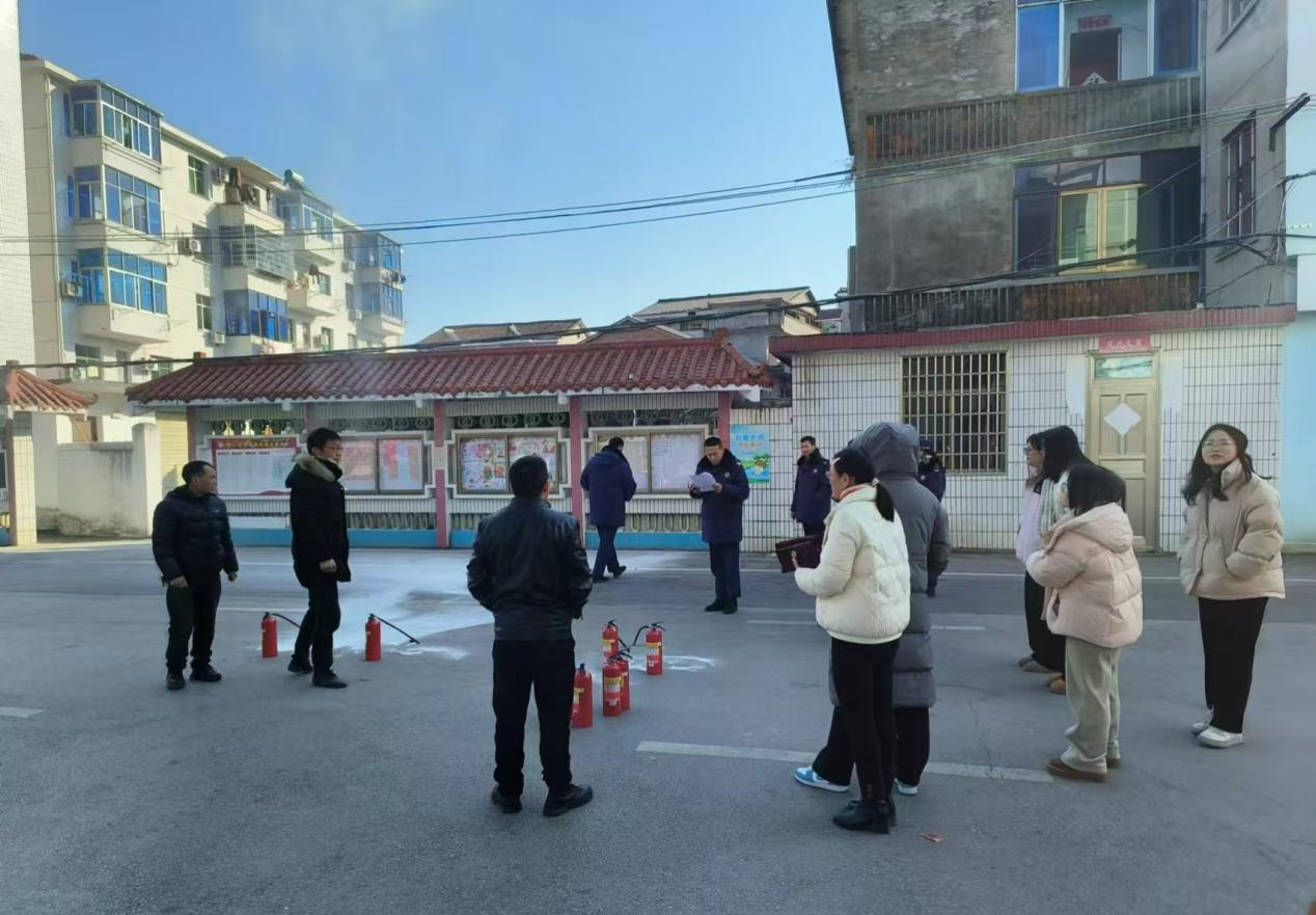 “一警六员”进崇仁县道南学校，消防技能培训助力校园安全