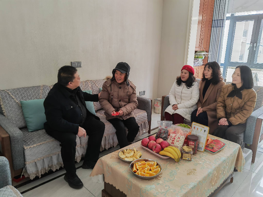 宜黄县实验小学党支部：春节慰问传温情 关爱暖流润心田