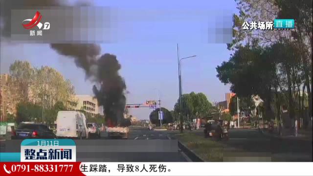 小货车自燃 众人帮忙扑灭