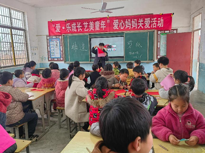 崇仁县孙坊镇开展非遗剪纸进校园文明实践活动