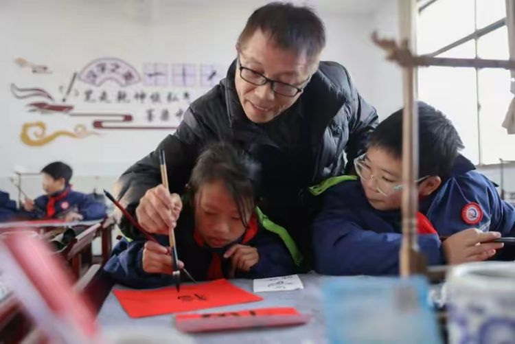 欢度元旦 快乐启航——记南丰县洽湾小学“庆元旦 迎新年”特色社团活动