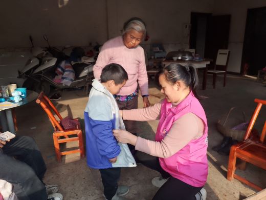 宜春市袁州区柏木乡举办“衣暖童心 与爱同行”活动