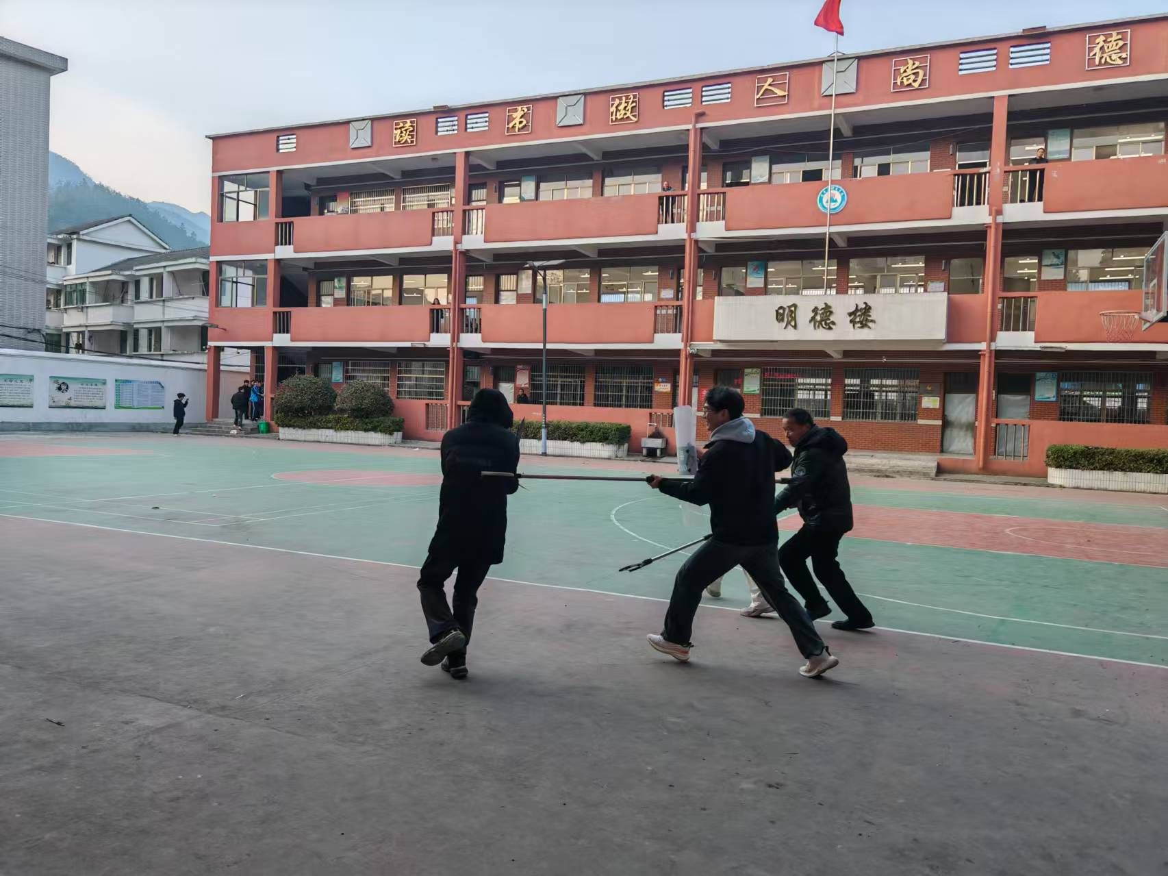 增强反恐意识，筑牢安全防线——宜黄县神岗学校防暴防恐应急演练