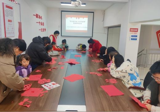 “剪出新年味 乐享邻里情” 丰城市剑光街道杨柳湖社区开展创意剪纸活动