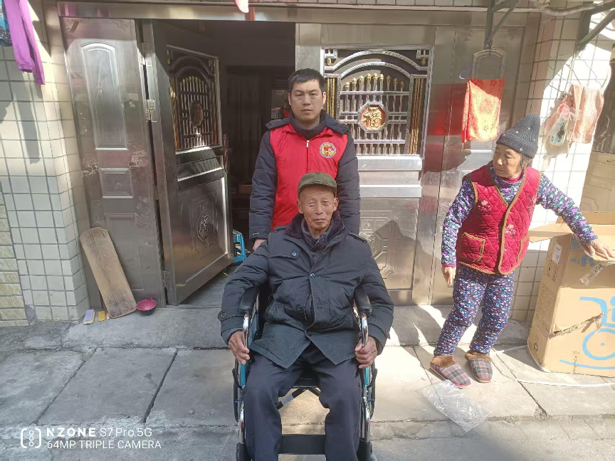 江西黎川：开展关爱退役老兵 赠送轮椅暖军心活动