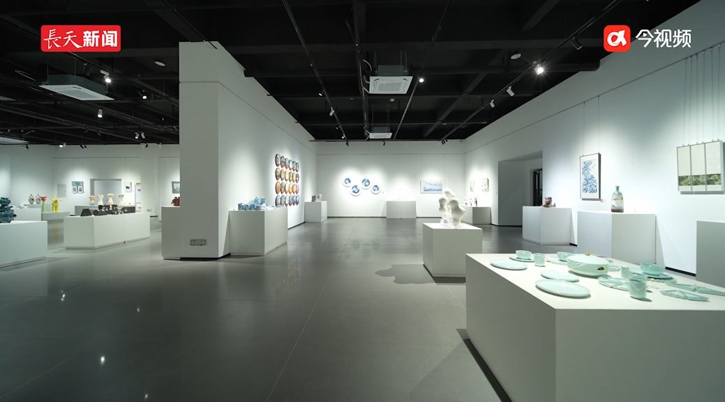 江西景德镇：陶艺“她”力量——Z世代女陶艺家作品展开幕