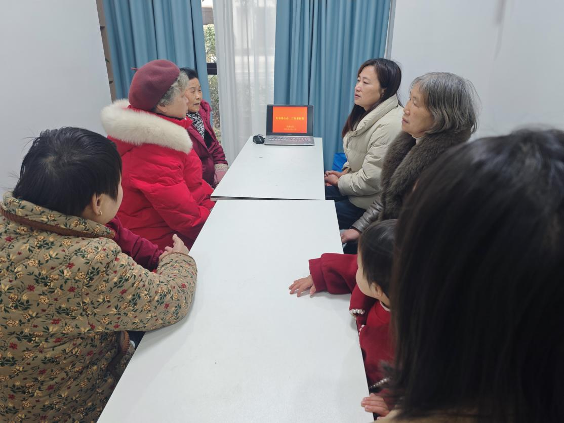 “沟通+协调”深入化解小区内绿化问题——红谷滩区生米街道采樵社区开展“红谷连心会·  ‘三有’来协商”活动