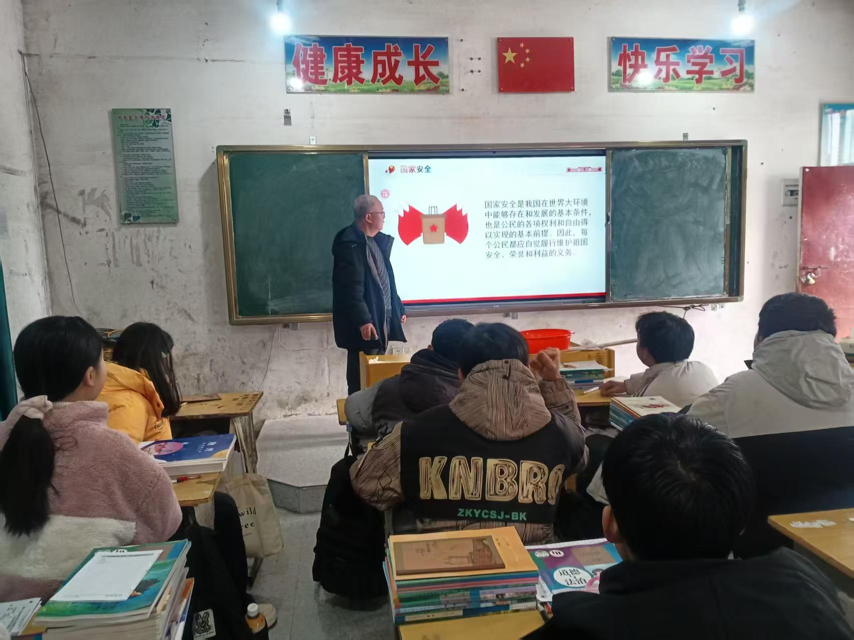 崇仁县石庄乡初级中学关工委开展全民国家安全日宣传教育活动
