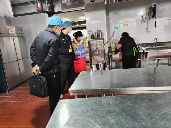 严把食品安全关 守护师生健康餐——九江八里湖外国语学校以专项检查为契机提升食堂管理水平