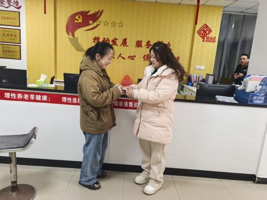 丰城市剑光街道杨柳湖社区：速还证件扬正气 暖心服务显担当