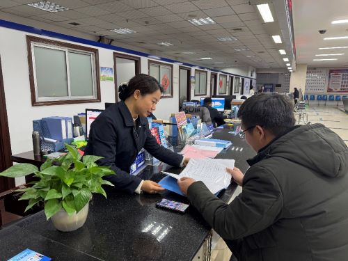 万载县行政审批局：高效审批 赋能社区养老服务中心建设