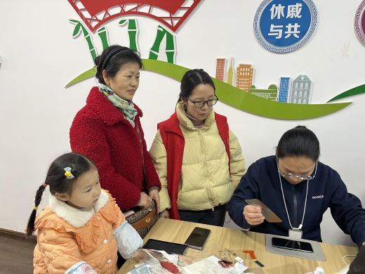丰城市剑光街道坪家湖社区：“贴”心服务进社区 手机免费“焕”新颜