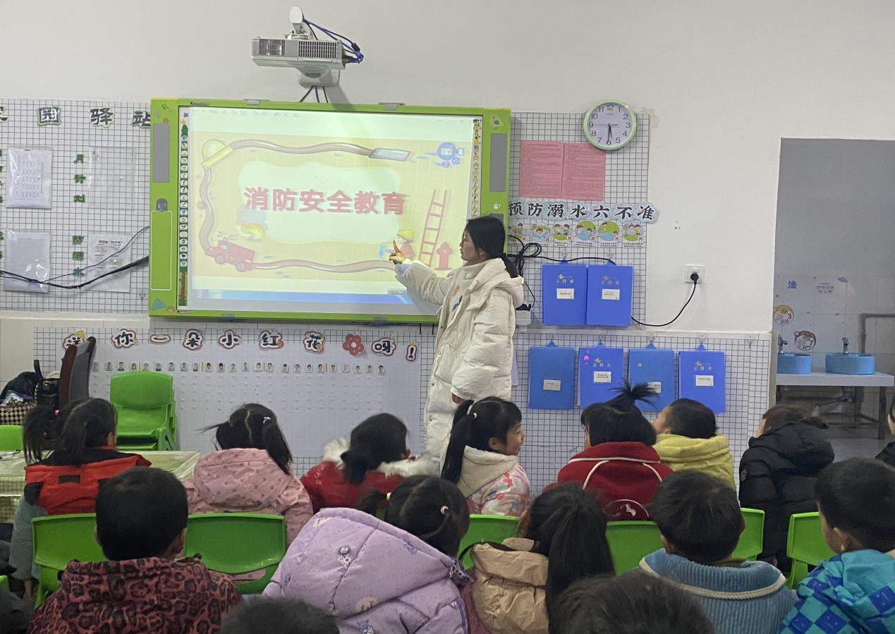 以“演”筑防，护“幼”成长——崇仁县白陂乡中心幼儿园关工委消防逃生应急疏散演练活动