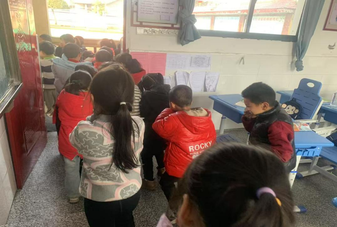 消防演练，防范未然——崇仁县许坊乡中心小学关工委组织开展消防疏散演练活动