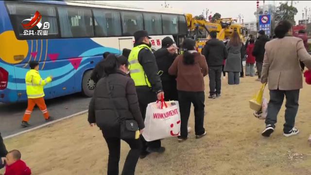 吉安：52 名川渝返工人员遇困 “高速映山红”暖心护航