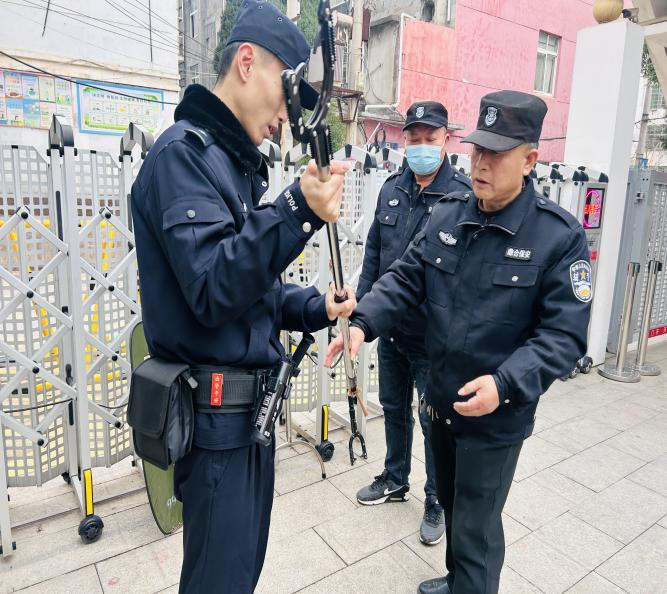 以“演”筑防·遇“暴”不乱——2025年春崇仁县幼儿园关工委反恐防暴安全演练活动