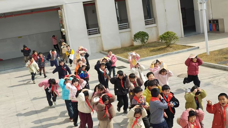 南城县登高学校防震演练