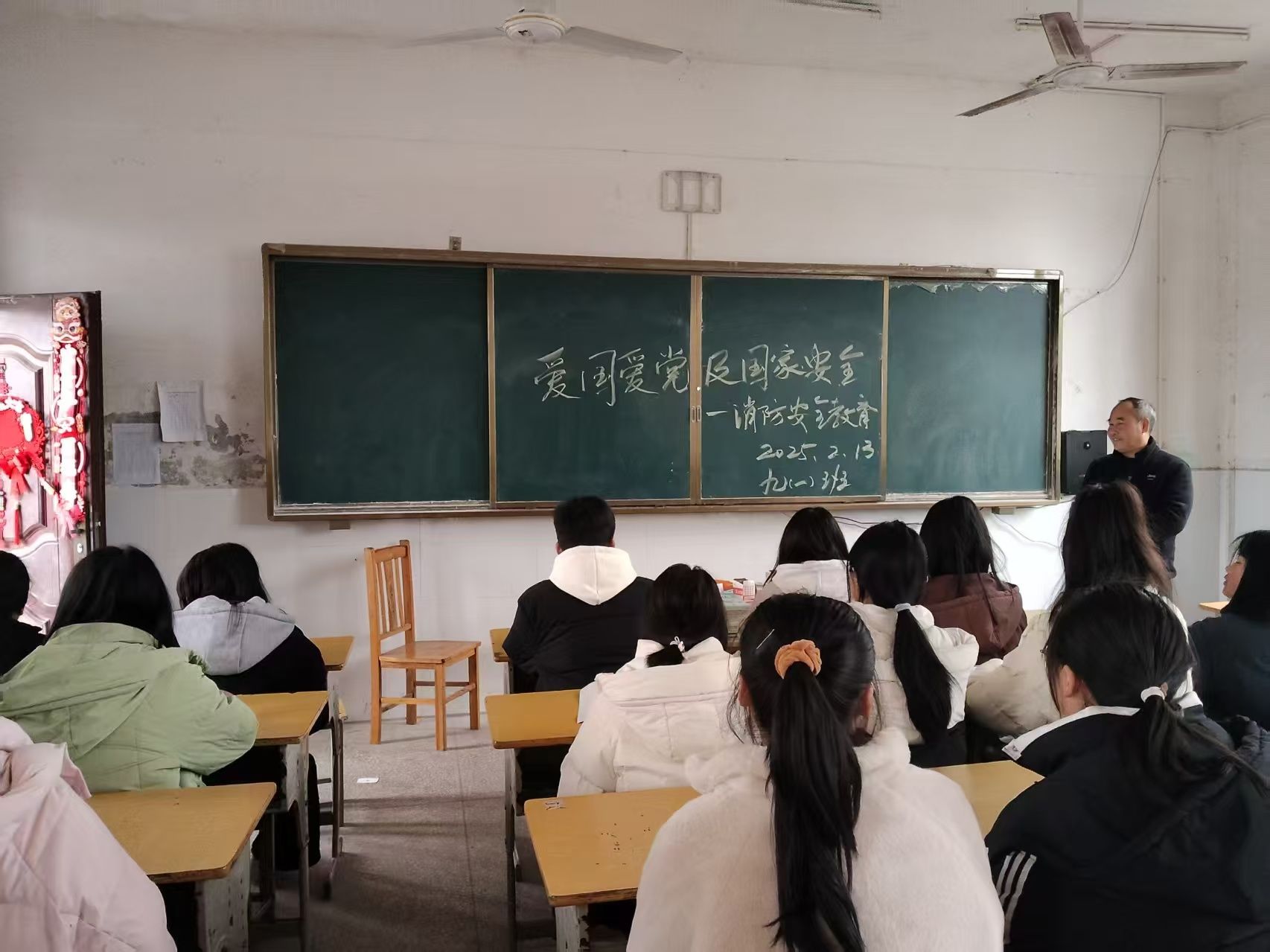 崇仁县许坊乡初级中学开展安全教育第一课 筑牢校园安全防线