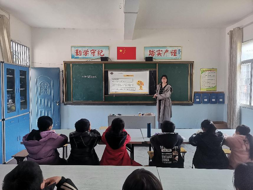启动心能量，拥抱新成长——南城县洪门镇中心小学开展心理健康教育讲座活动