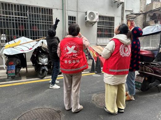 丰城市剑光街道：瓷砖脱落惹纠纷 社区调解除隐患