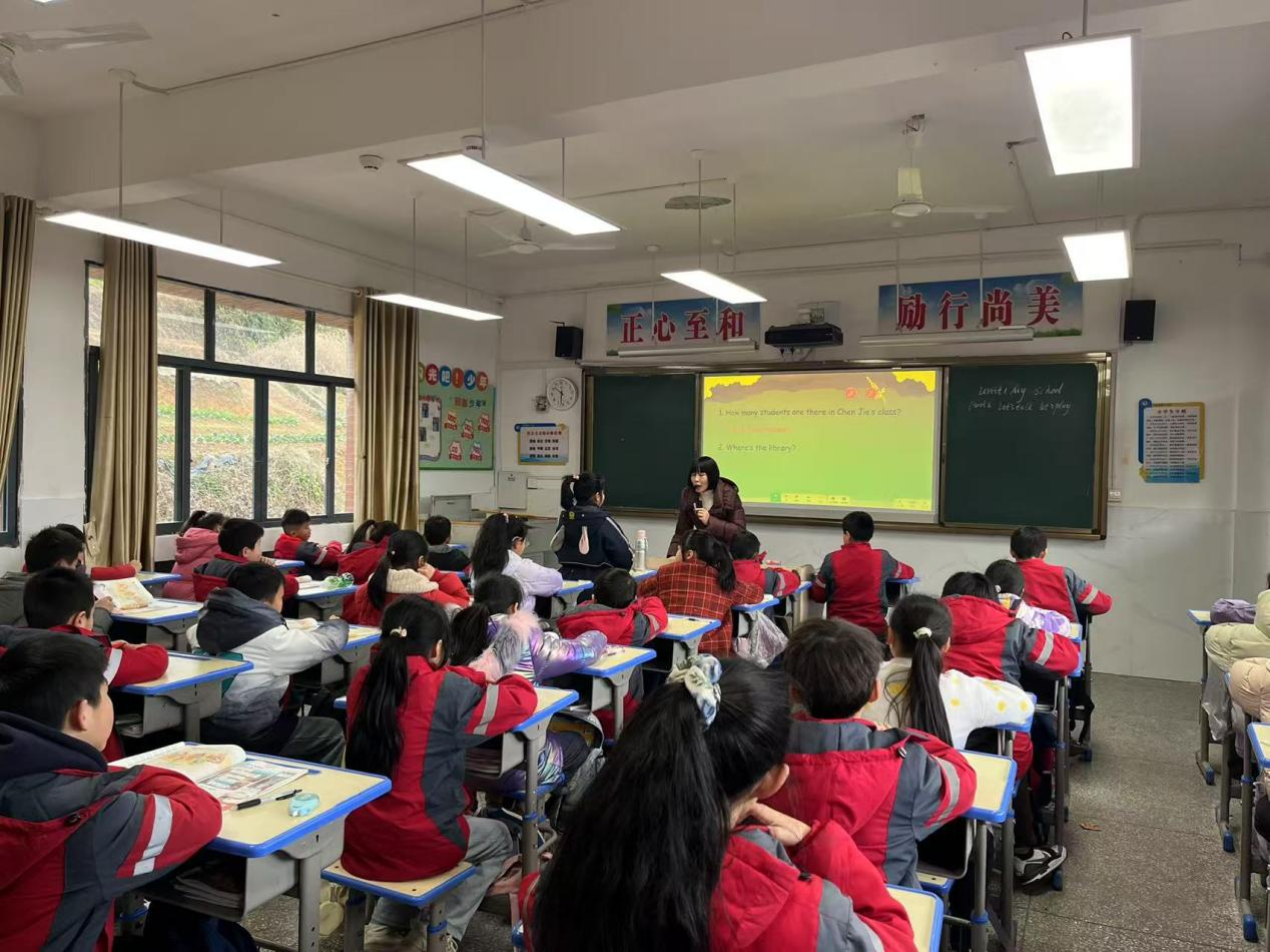 聚焦教学 共绘发展新篇——资溪县第二小学开展随堂听课活动
