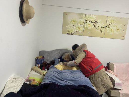 江西丰城：网格员上门服务暖人心 九旬老人社保卡补办“零跑腿”