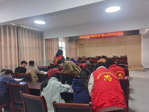 靖安县雷公尖乡：返乡大学生化身义务“辅导员”