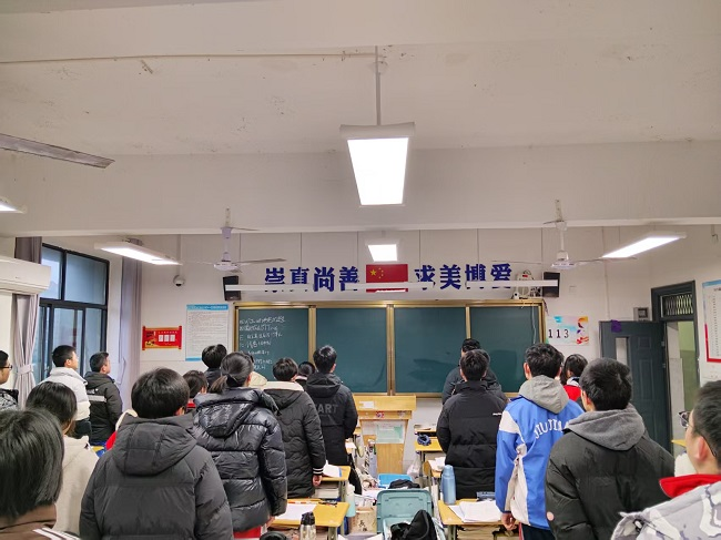 奋楫扬帆启新程，灵蛇蜕变耀芳华——九江三中鹤问湖校区2025年春季开学典礼隆重举行
