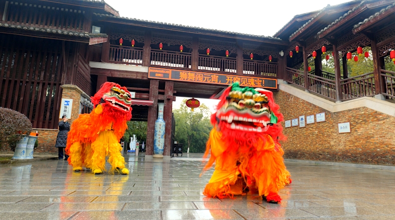 江西景德镇：狮舞闹元宵 开窑见瑰宝