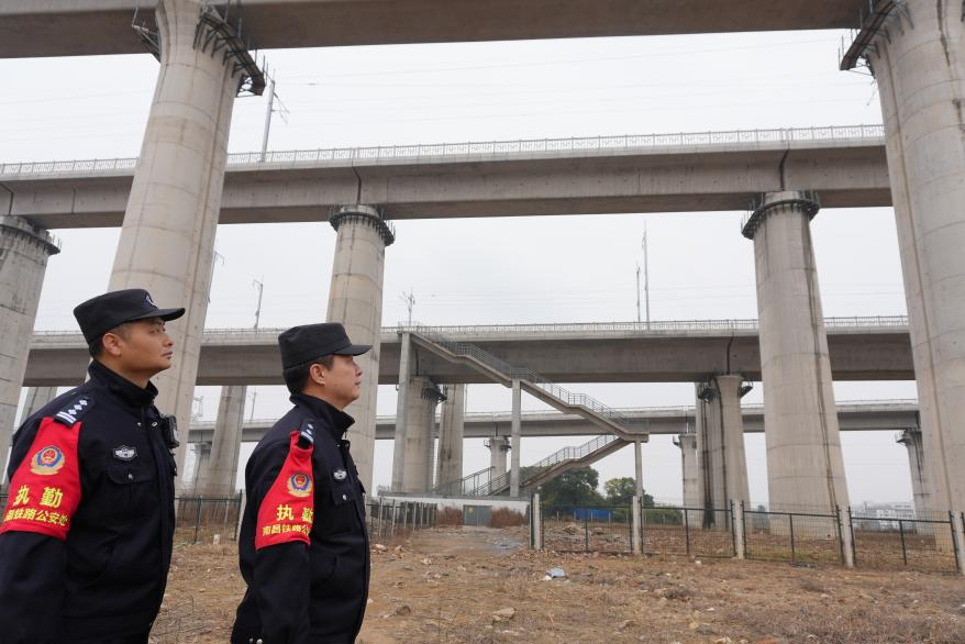 南昌东站派出所春运期间全力守护高铁线路安全