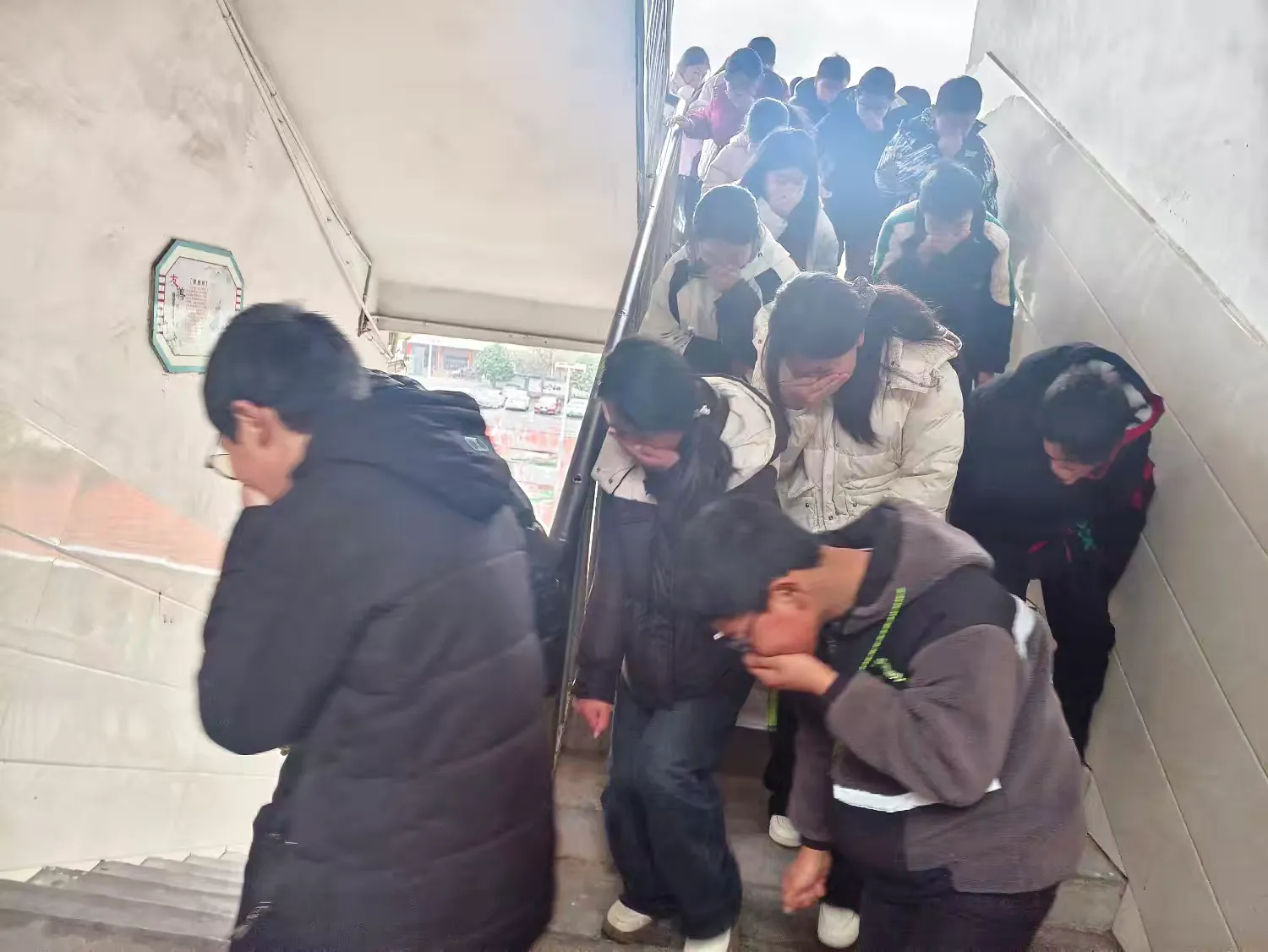 筑牢校园安全防线——宜黄县中港中心小学开展消防安全应急疏散演练