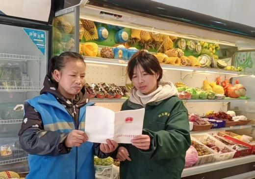 宜春市袁州区凤凰街道开展垃圾分类进商铺宣传行动