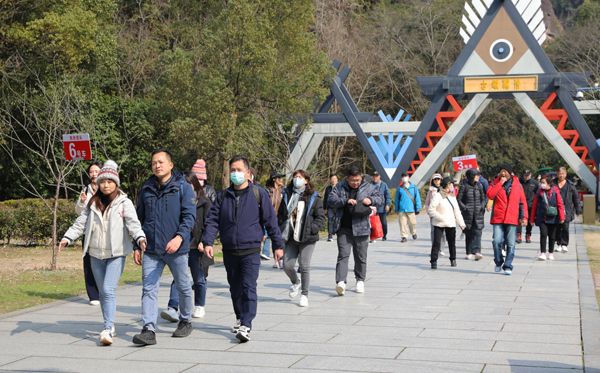 台湾旅行团打卡龙虎山 赏丹霞美景促文化交流