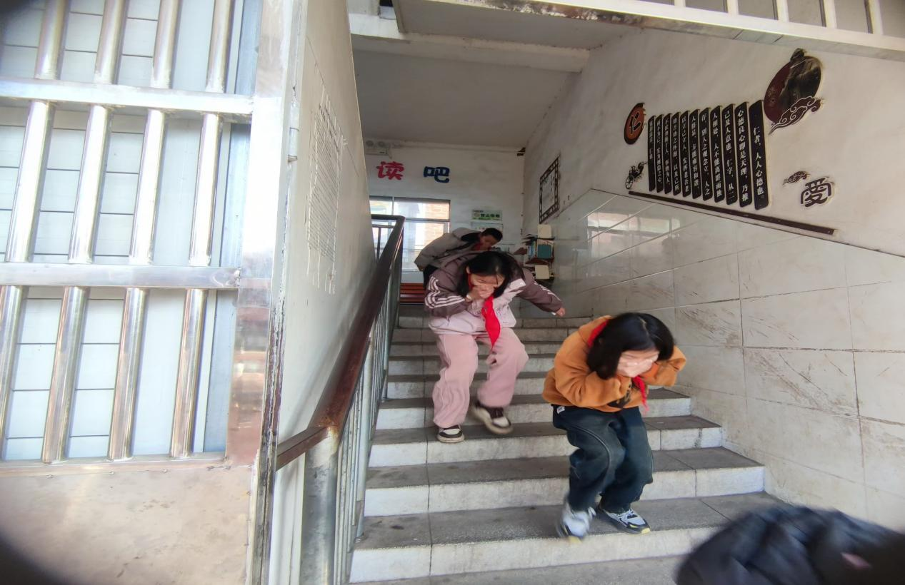 以“演”筑防，防患未“燃”——乐安县航桥学校举行消防应急演练