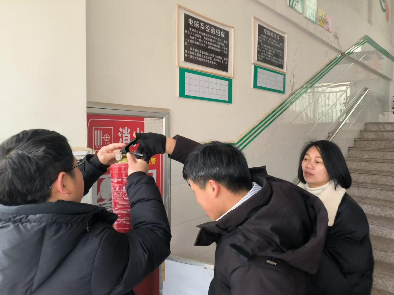 绷紧“安全弦”守牢“安全关”——宜黄县第二小学开展安全排查活动