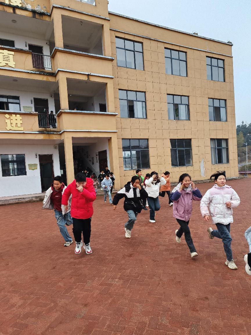 崇仁县许坊乡初级中学关工委成功举办消防疏散演练活动