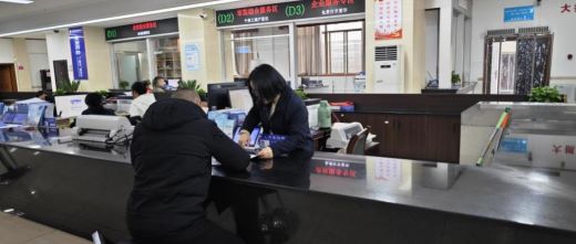 万载县行政审批局暖心服务助力中医专长人员顺利办理业务