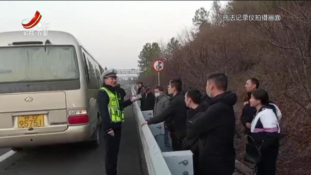 客车爆胎 高速交警及时安置滞留乘客赢好评