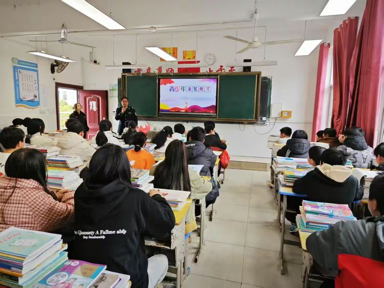 法治航成长 青春远离犯罪