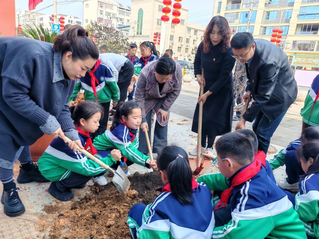 党建引领成长路，科技点亮生态梦——宜黄县第三小学植树节活动